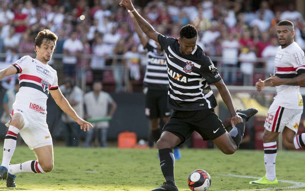 Jô marcou novamente em clássico, mas dessa vez criticou a arbitragem