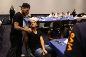 Contundido, Gabriel Jesus visita a seleção antes de jogo com Paraguai