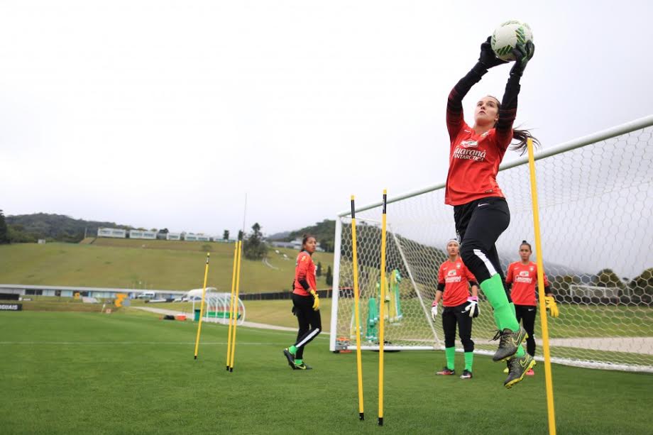 Goleira da Seleção Brasileira Sub-20, Nicole avalia período de treinos na Granja Comary