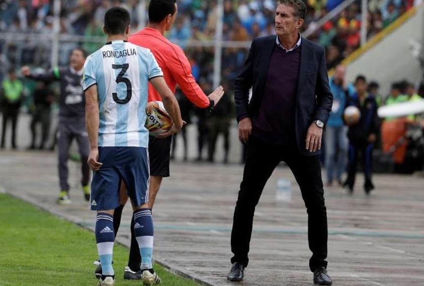 O técnico Edgardo Bauza fica pressionado no comando da Argentina após tropeço