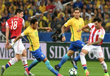 Neymar foi um dos principais jogadores em campo, mais uma vez, e infernizou os paraguaios