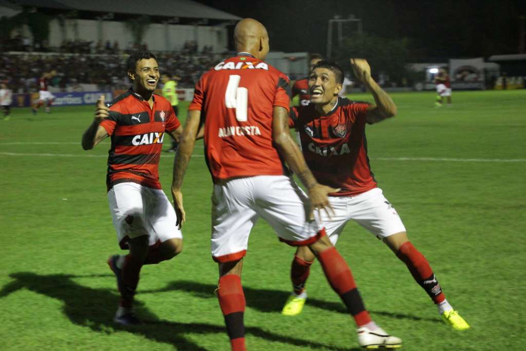 Jogadores do Vitória comemoram um dos gols do time na noite dessa quarta-feira