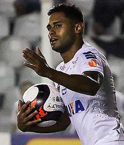 Kayke marcou dois gols na vitória do Santos e chegou a três na competição