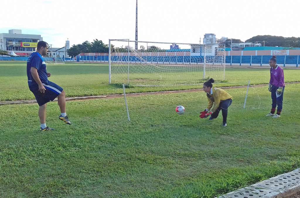 O técnico Arismar Júnior durante treino das goleiras do Taubaté no campo da CTI - Foto: Divulgação