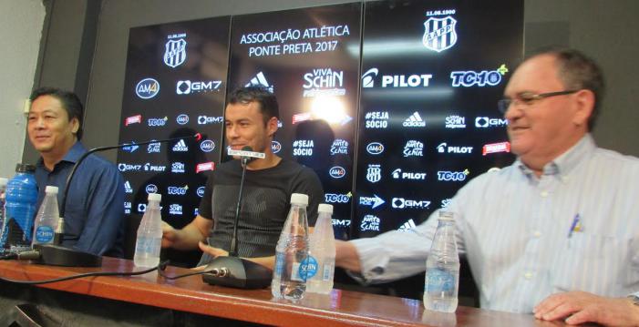 Presidente Vanderlei Pereira, à direita, confirmou Xuxa como nova opção para meio-campo