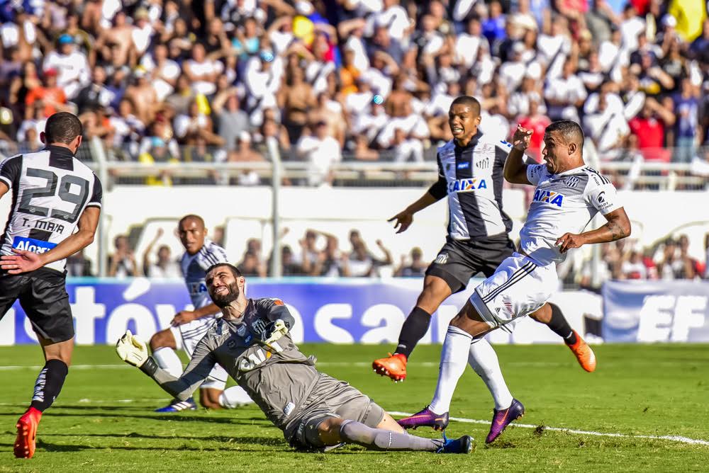 William Pottker chuta para fazer o gol que deu a vitória à Ponte Preta contra o Santos - Fábio Leoni/Ponte Press