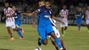 Fagner admite fraco futebol corintiano em empate e culpa má qualidade do gramado