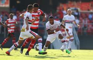 Jogadores do São Paulo festejam vitória, mas dizem que vantagem poderia ser maior