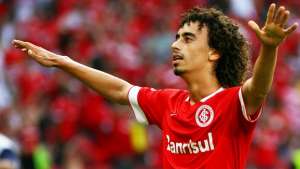 Corinthians e Inter encaminham troca de Giovanni Augusto por Valdivia