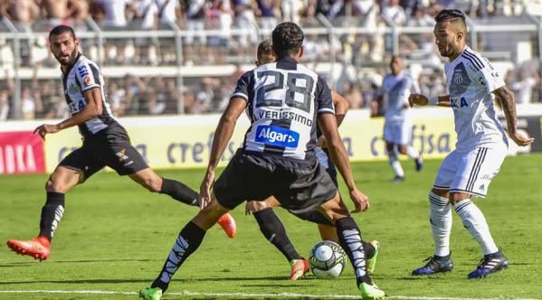 Clayson, à direita, voltou a ser destaque da Ponte Preta