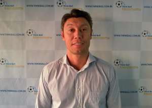 Contestado, ex-goleiro assume a base do Corinthians e tenta driblar o descrédito