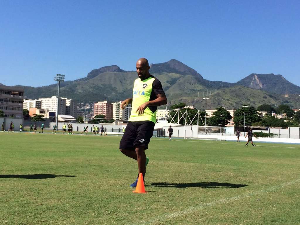 Maicon já está treinando no Botafogo. (Foto: Divulgação / Botafogo)