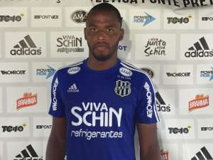 Improvisado na Ponte Preta, zagueiro vem se destacando sob comando de Kleina