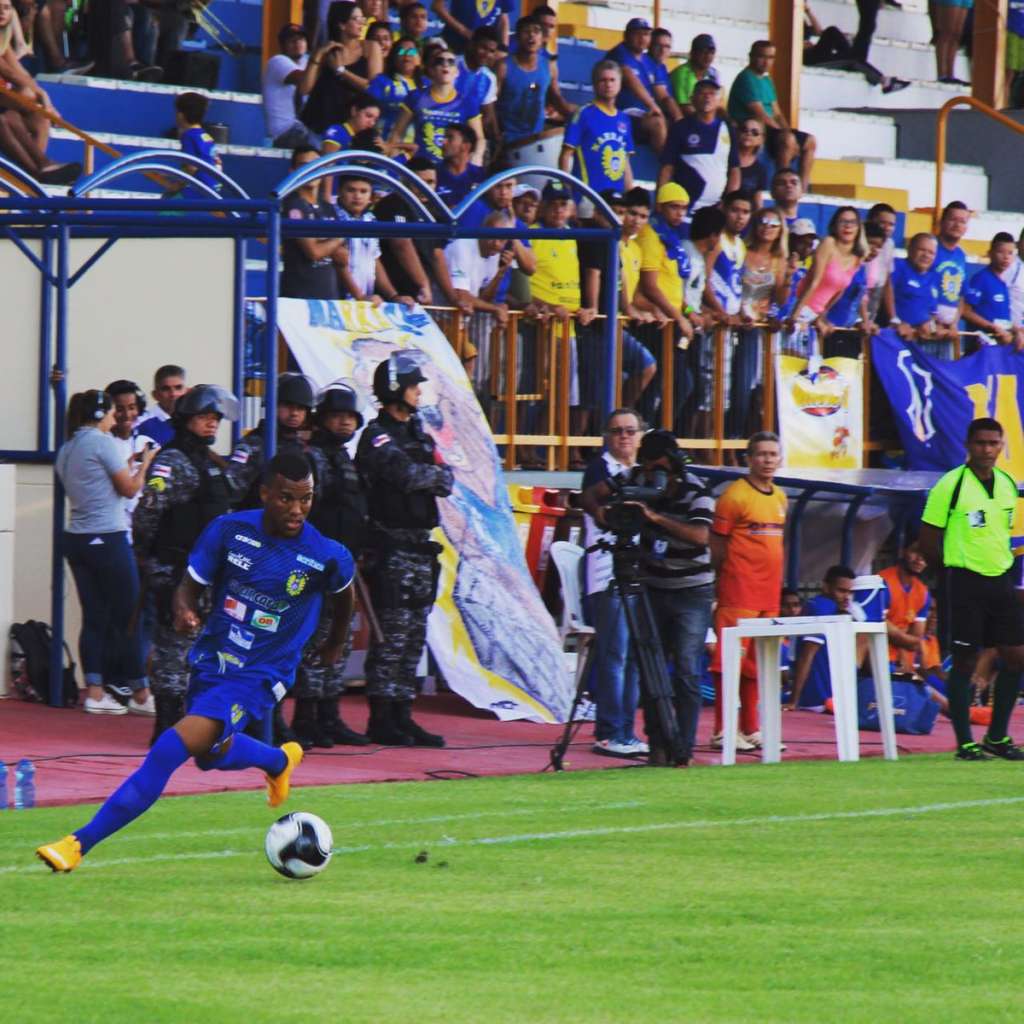 Nacional perde clássico e tem liderança ameaçada