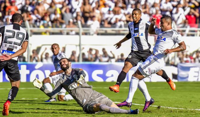 Willian Pottker marcou o gol da vitória da Ponte Preta sobre o Santos no Majestoso. Foto: Fabio Leoni
