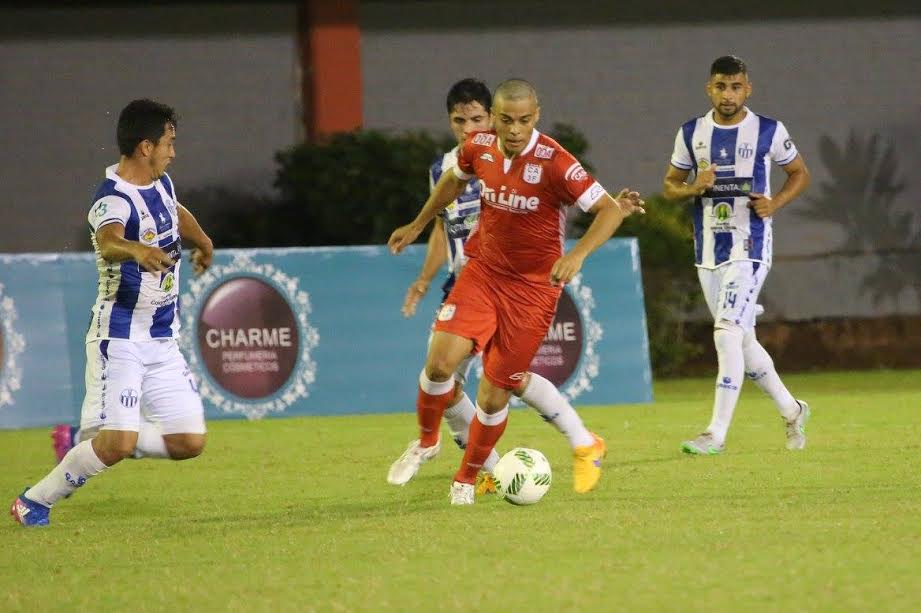 Paraguaio Hugo Sandoval faz sua estreia na equipe principal do 3 de Febrero