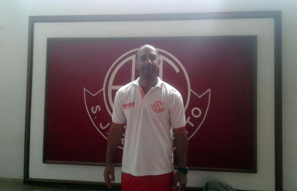 O técnico Renato Ferreira prepara o América para a estreia.