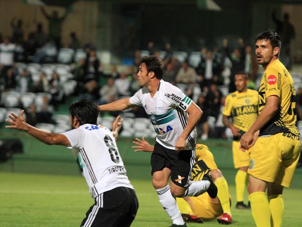 Kléber Gladiador marcou três gols em mais uma goleada do Coritiba sobre o FC Cascavel