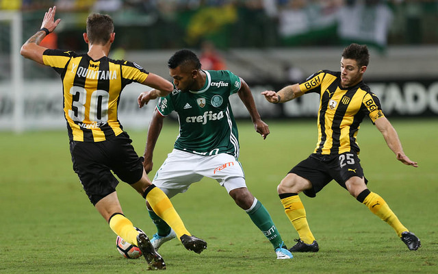 Palmeiras passa Peñarol com gol no final