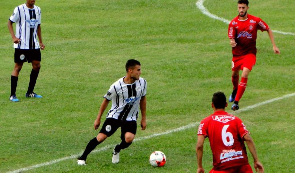 Um dos destaques dessa jovem equipe do Amparo para disputa da Segunda Divisão é o atacante Vinicius Paiva, o Carequinha