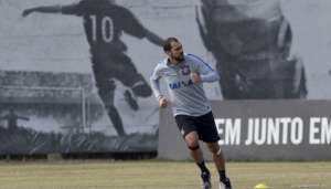 De volta após quase perder a perna, Danilo faz 1º treino com bola no Corinthians