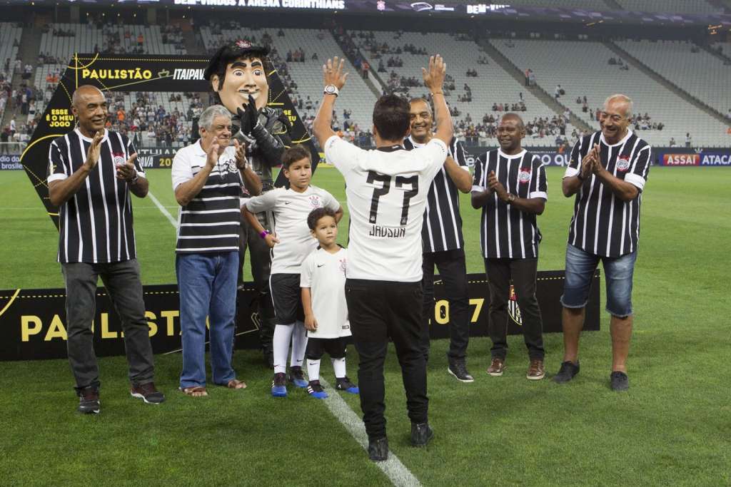 Jadson foi apresentado no Corinthians com a camisa 77, no aniversário de 40 anos da grande final
