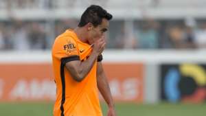 Jadson se recupera e deve reforçar o Corinthians contra Inter