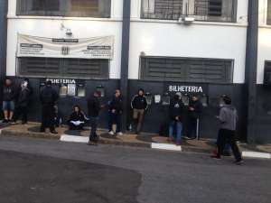 Torcida da Ponte 'madruga' em frente ao Majestoso pra comprar ingresso