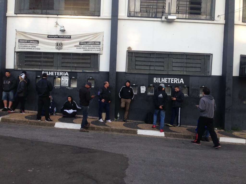 Torcida da Ponte 'madruga' em frente ao Majestoso pra comprar ingresso 2 0002050237277 img