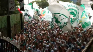 Torcida do Palmeiras vai à porta do CT para incentivar time antes de semifinal