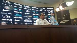 Carille usa confusão em amistoso para evitar expulsões no Corinthians