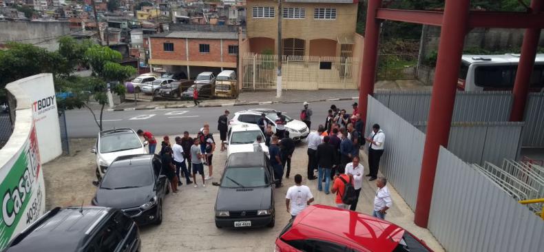 Todo mundo ficou para fora do Estádio Inamar, em Diadema, por briga política na cidade
