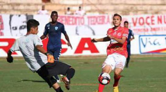 Osvaldo Cruz perdeu muitos gols diante do América no empate por 1 a 1 dentro do Teixeirão. Foto: Gabriel Campoy