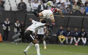 Torcida do Corinthians evita vaias e até aplaude Rodrigo Caio no Itaquerão