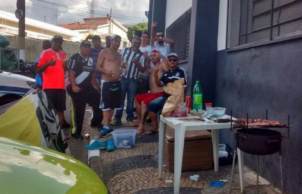 Torcida da Ponte faz churrasco em frente ao Moisés Lucarelli - Vinícius Bueno