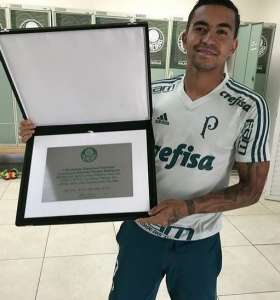 Paulistão: Dudu ganha placa comemorativa por golaço marcado sobre o São Paulo