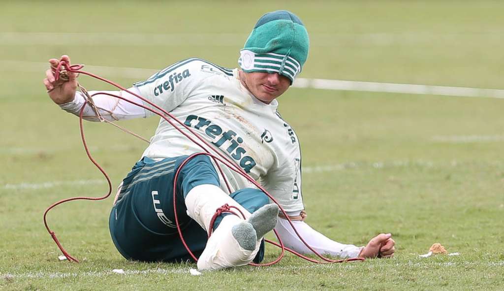 Esse foi a 'brincadeira' que o elenco fez com Roger Guedes no treino do Palmeiras, no início do mês