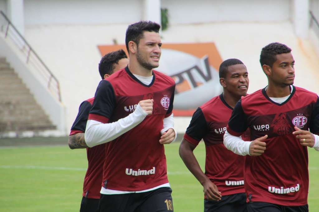 Luan, zagueiro, renova contrato com a Ferroviária para a Copa Paulista