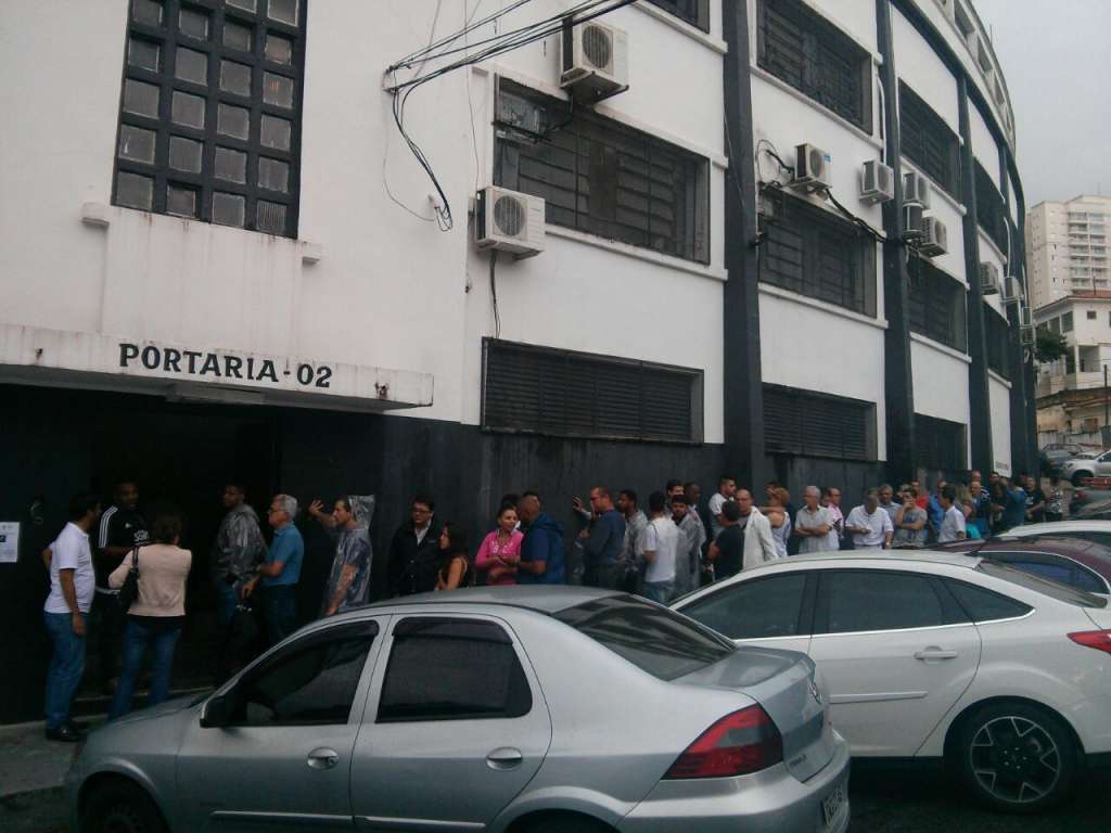 Essa era a fila para aderir ao TC10+ na quarta-feira. Torcedor que conseguiram já saíram com o ingresso em mãos