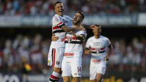 Lucas Pratto minimiza concorrência no São Paulo e vê gols de cabeça como 'fase'