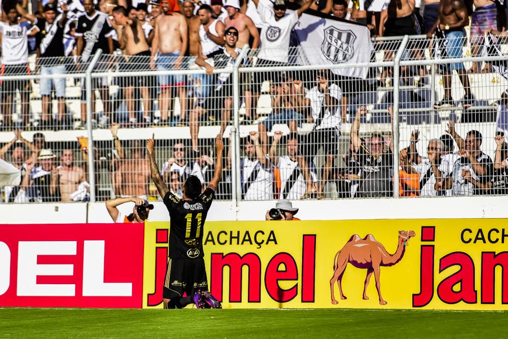 Lucca comemora o segundo gol da Ponte Preta na goleada em cima do Palmeiras, na semifinal