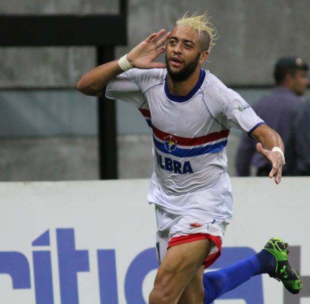 Atacante cai desacordado e Federação adia o clássico amazonense