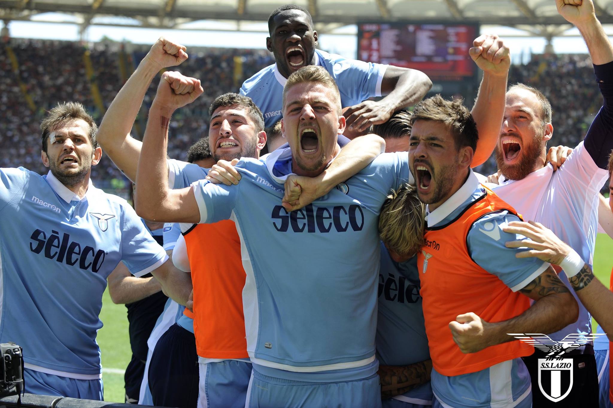 ITALIANO: Lazio vence e complica a Roma no provável último clássico de Totti