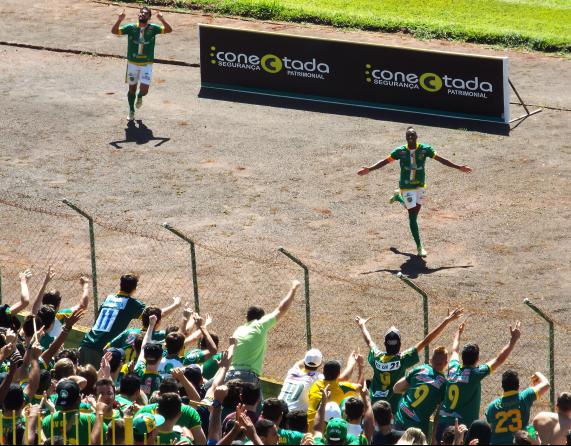 Joãozinho comemora gol com a torcida. Foto: Tiago Pavani
