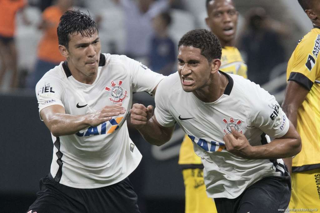 Pablo (dir.) ainda não sabe se vai continuar no Corinthians