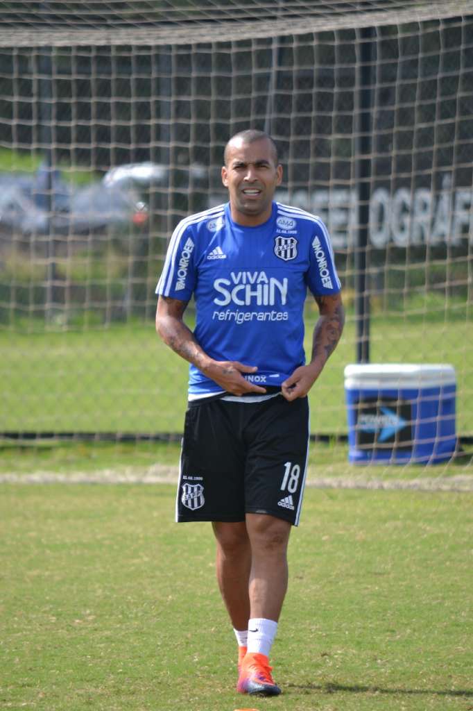 Emerson Sheik correu em volta do gramado no primeiro treino com a camisa da Ponte Preta (Crédito: PontePress)