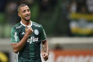 Com oferta da Fiorentina, zagueiro Vitor Hugo pode deixar o Palmeiras