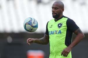 Maicon some após ser avisado que não seria contratado pelo Botafogo