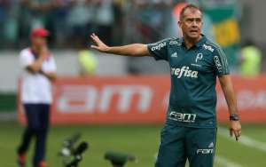 Palmeiras cede à pressão da torcida e demite Eduardo Baptista
