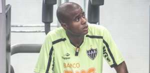Lateral rescinde com o Atlético-MG e negocia com o Guarani